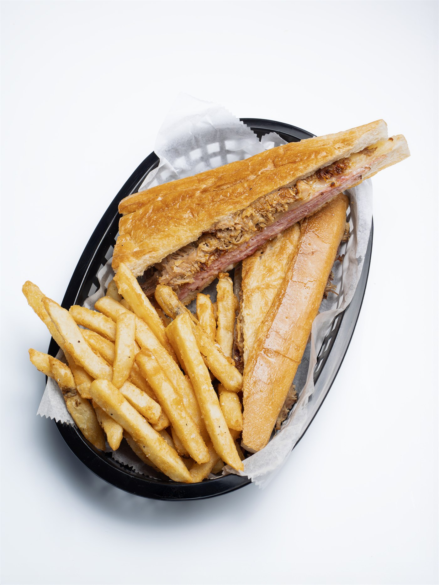Cuban sandwich con papitas para compartir