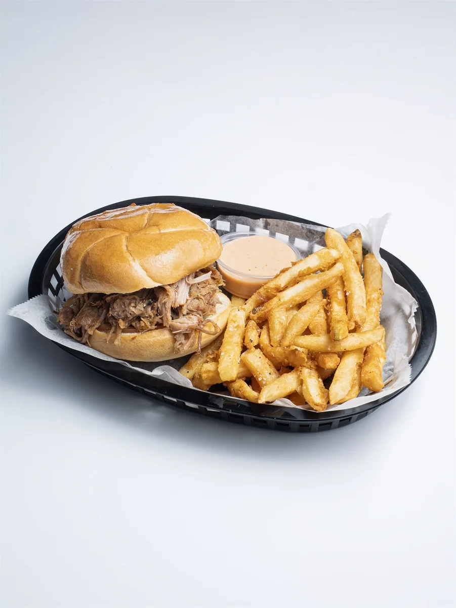 Bocadito de cerdo desmenuzado con papitas fritas