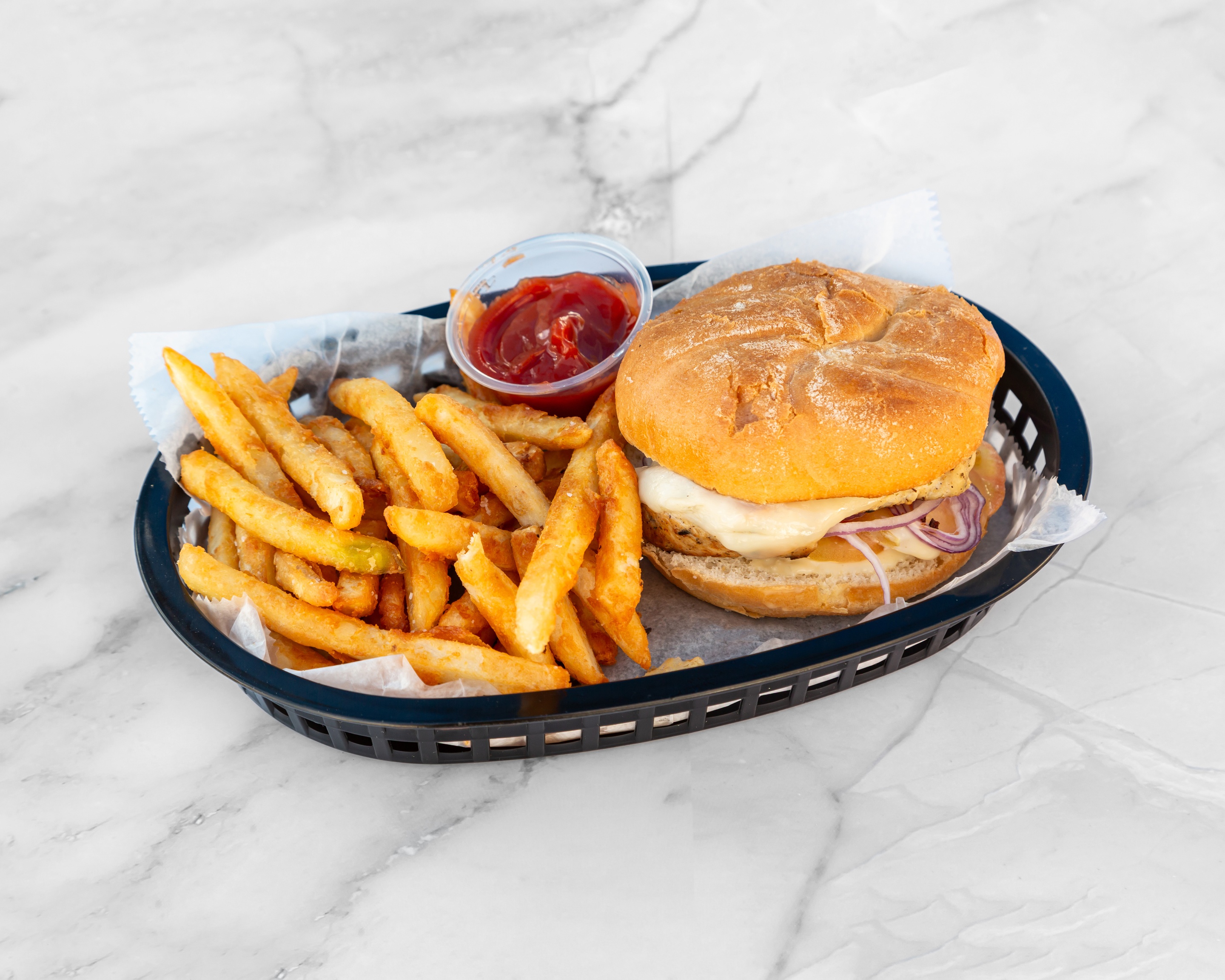 Sándwich de pollo picante de Mejunje con papitas fritas