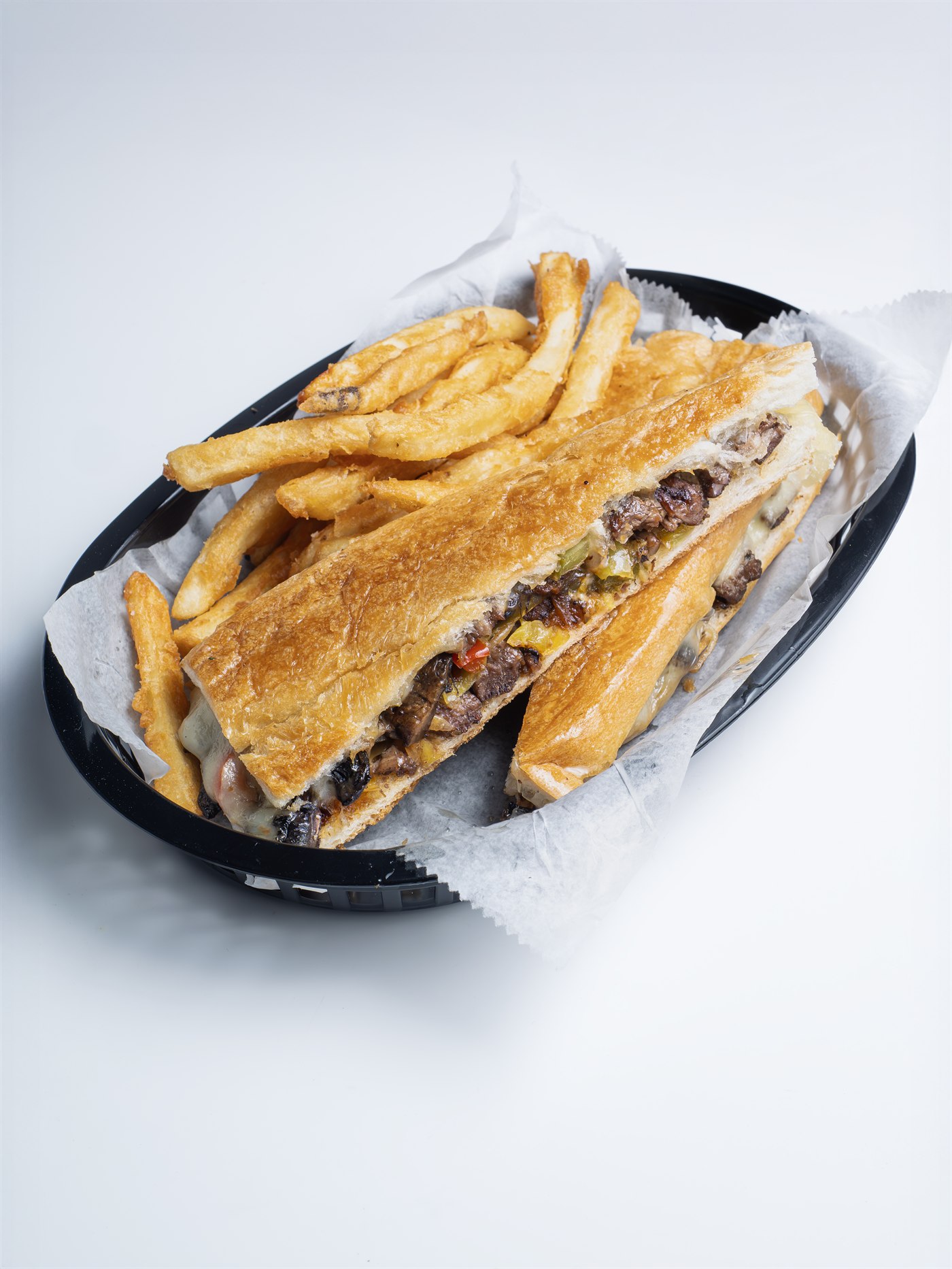 Steak sandwich de Mejunje servido con papitas fritas